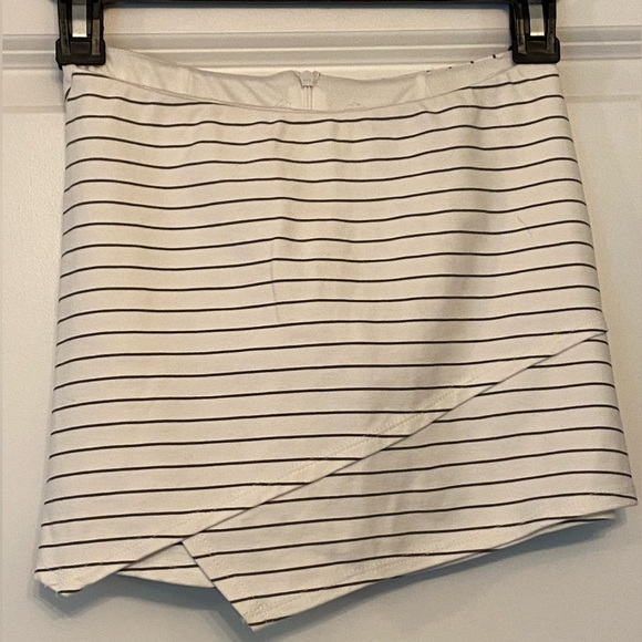 Lulus women’s small skort, cream with black stripes - Picture 1 of 7